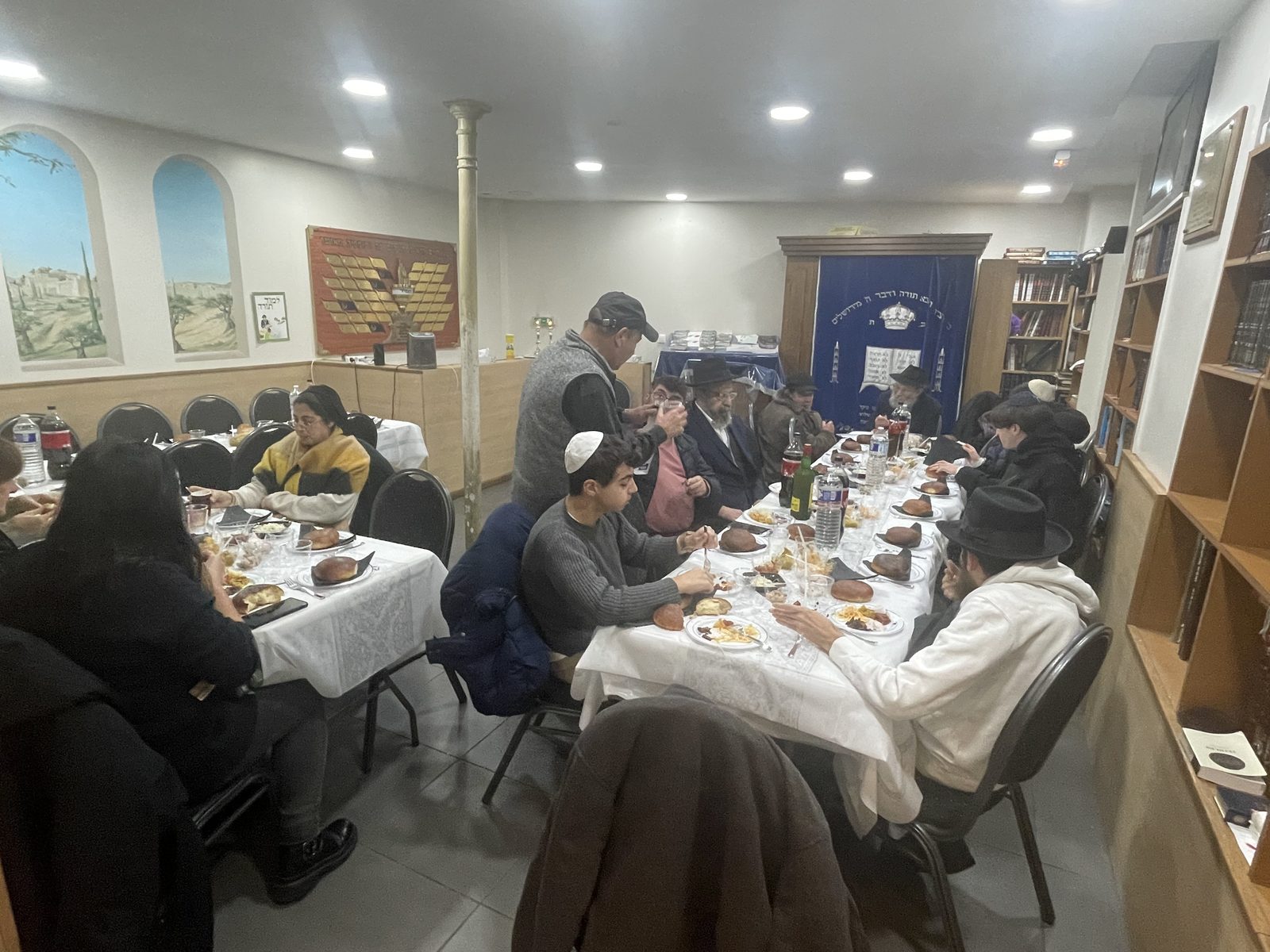 La communauté réunie autour des tables, 19 Kislev 5785