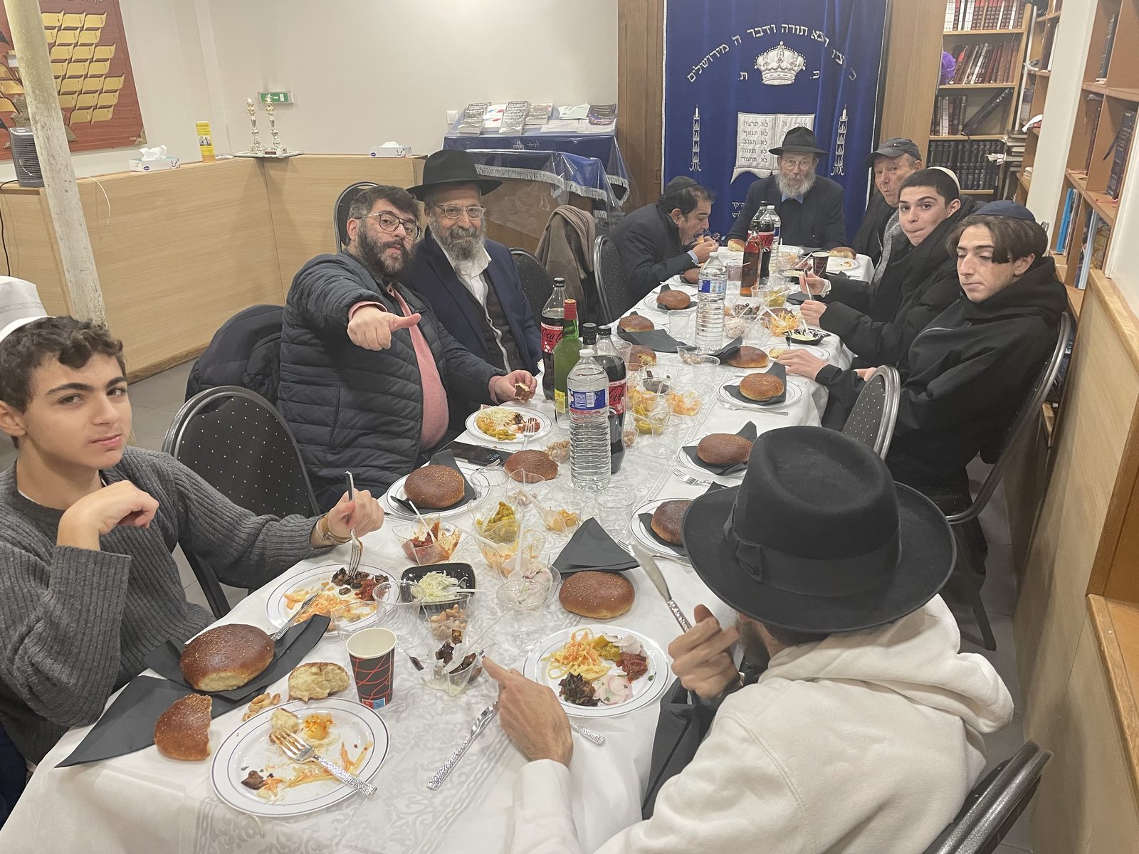 Repas et étude lors du 19 Kislev 5785