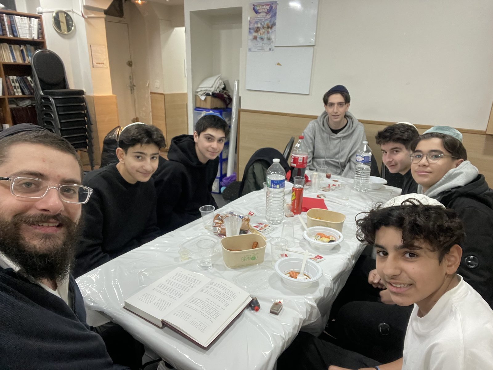 Moment d'étude avec les jeunes du Beth Habad Paris 10e