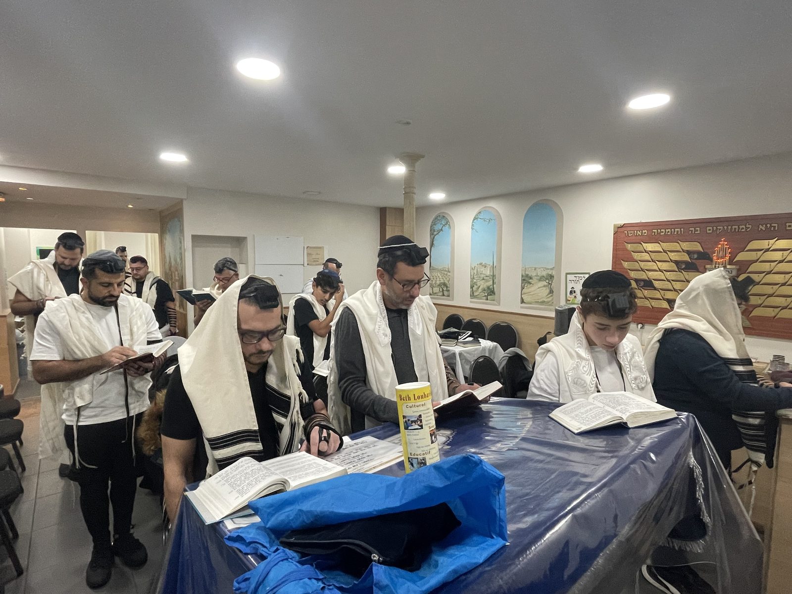 Minyan du dimanche matin, téfilines et talith