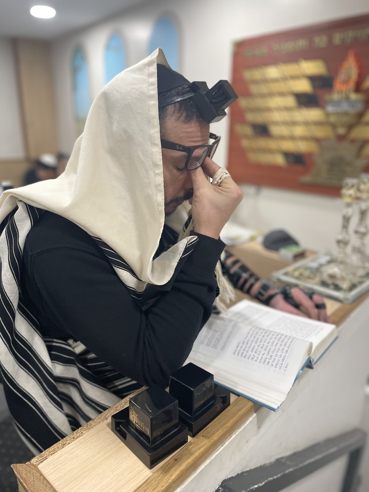 Un moment de recueillement pendant l'office