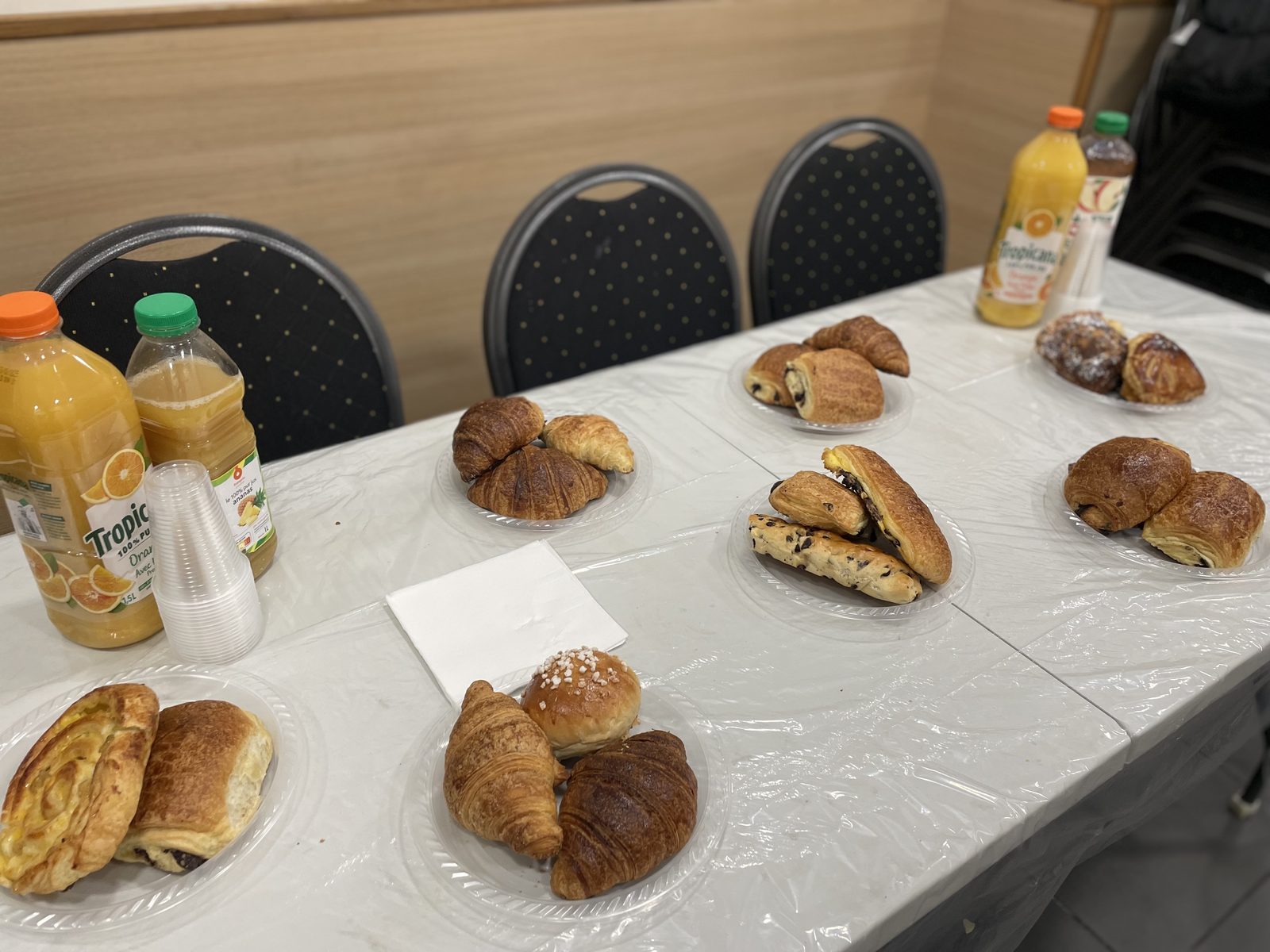 La table du petit-déjeuner après le minyan